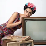 VISUAL CULTURE 17 Shooting con IA Visual Culture Week con estética inspirada en Frida Kahlo, moda colorida y televisión retro