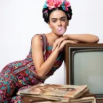 VisualCulture Shooting con IA Visual Culture Week con estética inspirada en Frida Kahlo, moda colorida y televisión retro